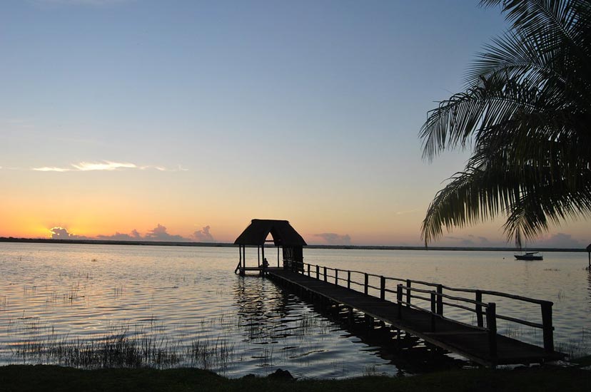 laguna de Bacalar al amanecer y atardecer