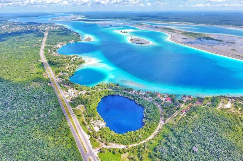 Vista aerea de Bacalar cenotes y laguna