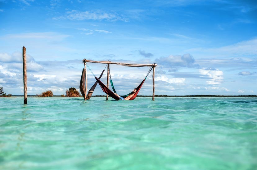 hombre joven descansando en hamaca en Bacalar