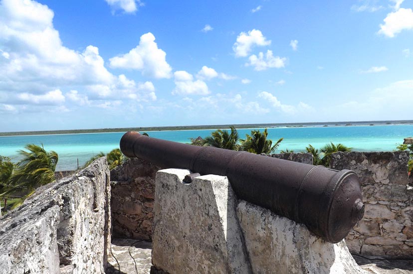 Paisaje de bacalar desde el fuerte san felipe