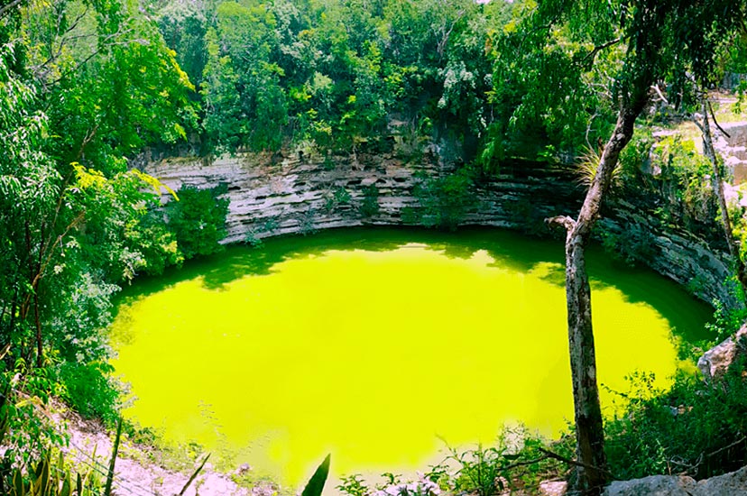 El cenote sagrado a un costado de Chichén itzá