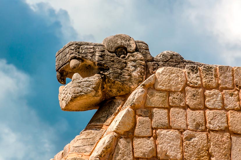 Escultura de roca con forma de serpiente en Chichén Itzá