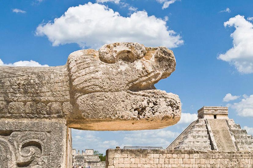 Las sombras de chiché itzá forman una serpiente bajando de la piramide