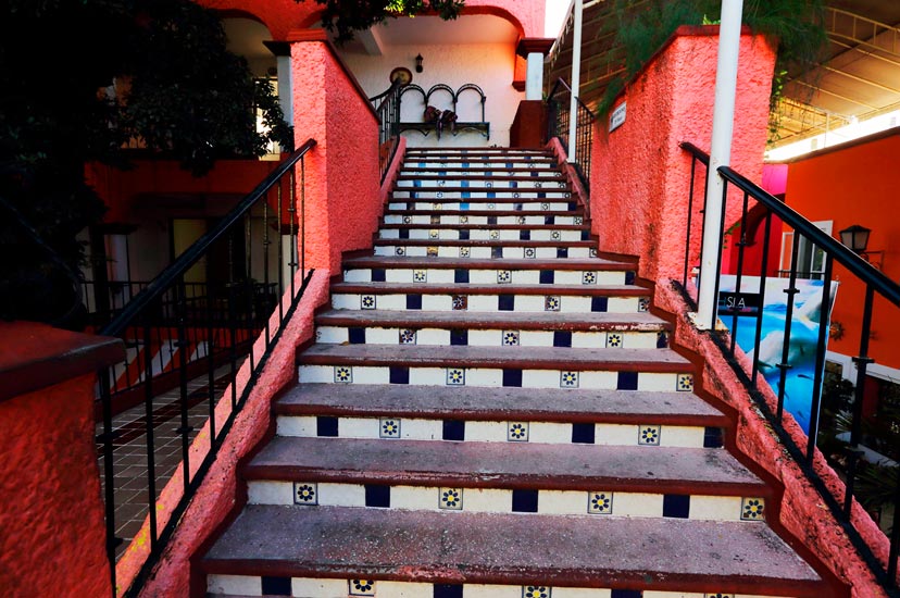 Escaleras en edificios antiguos en el centro de Cancún