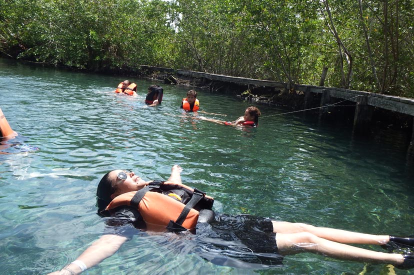 hombre joven descansando en hamaca en Bacalar