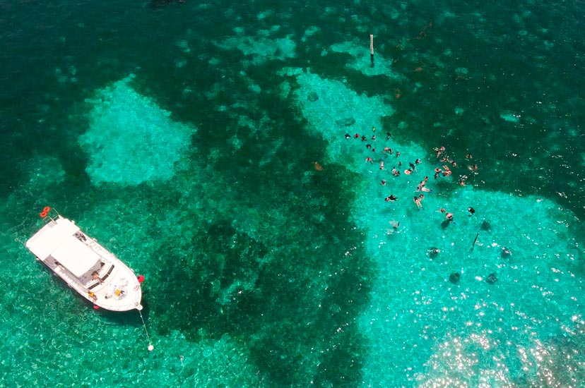 vista aerea de yate en Isla Mujeres