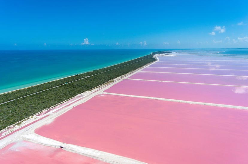 Foto aerea de las salineras frente al mar caribe