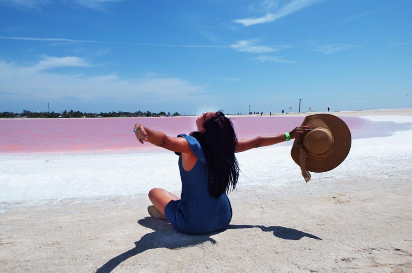 Mujer Joven disfrutando las coloradas