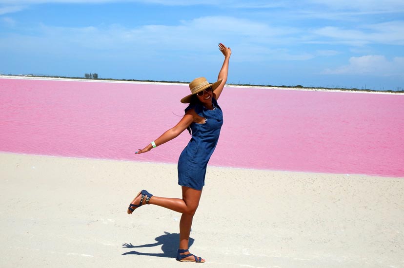 Mujer joven con vestido en las coloradas