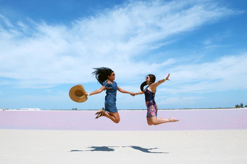 dos mujeres jóvenes saltando en las coloradas